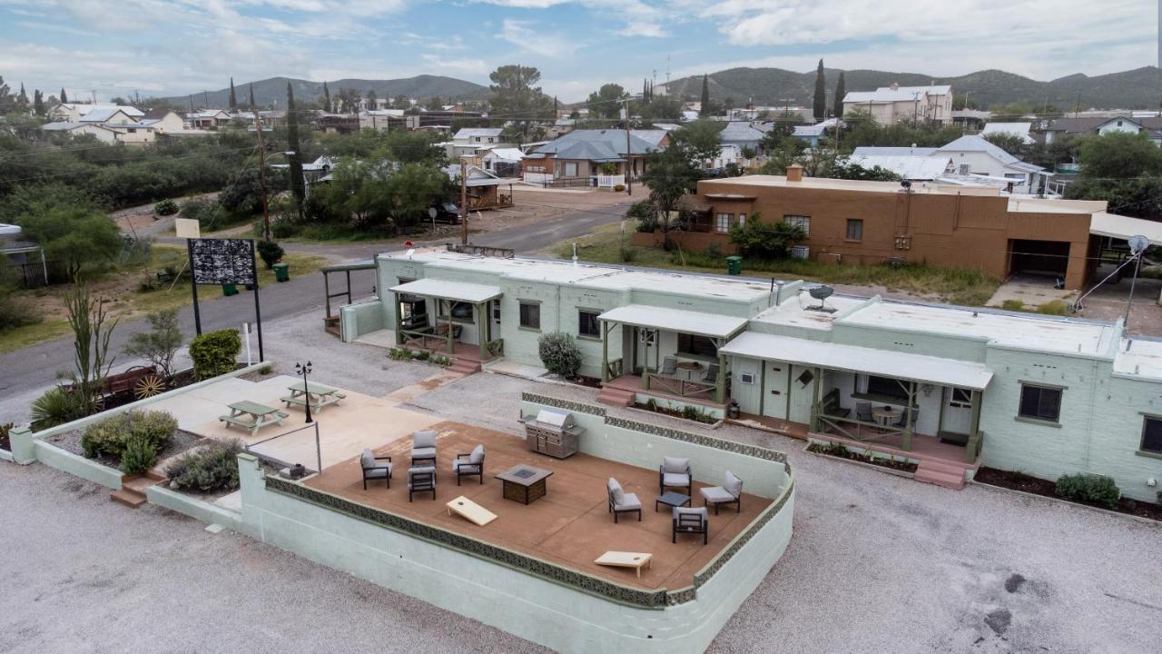 Sagebrush Inn Tombstone Kültér fotó Aerial view of the motel