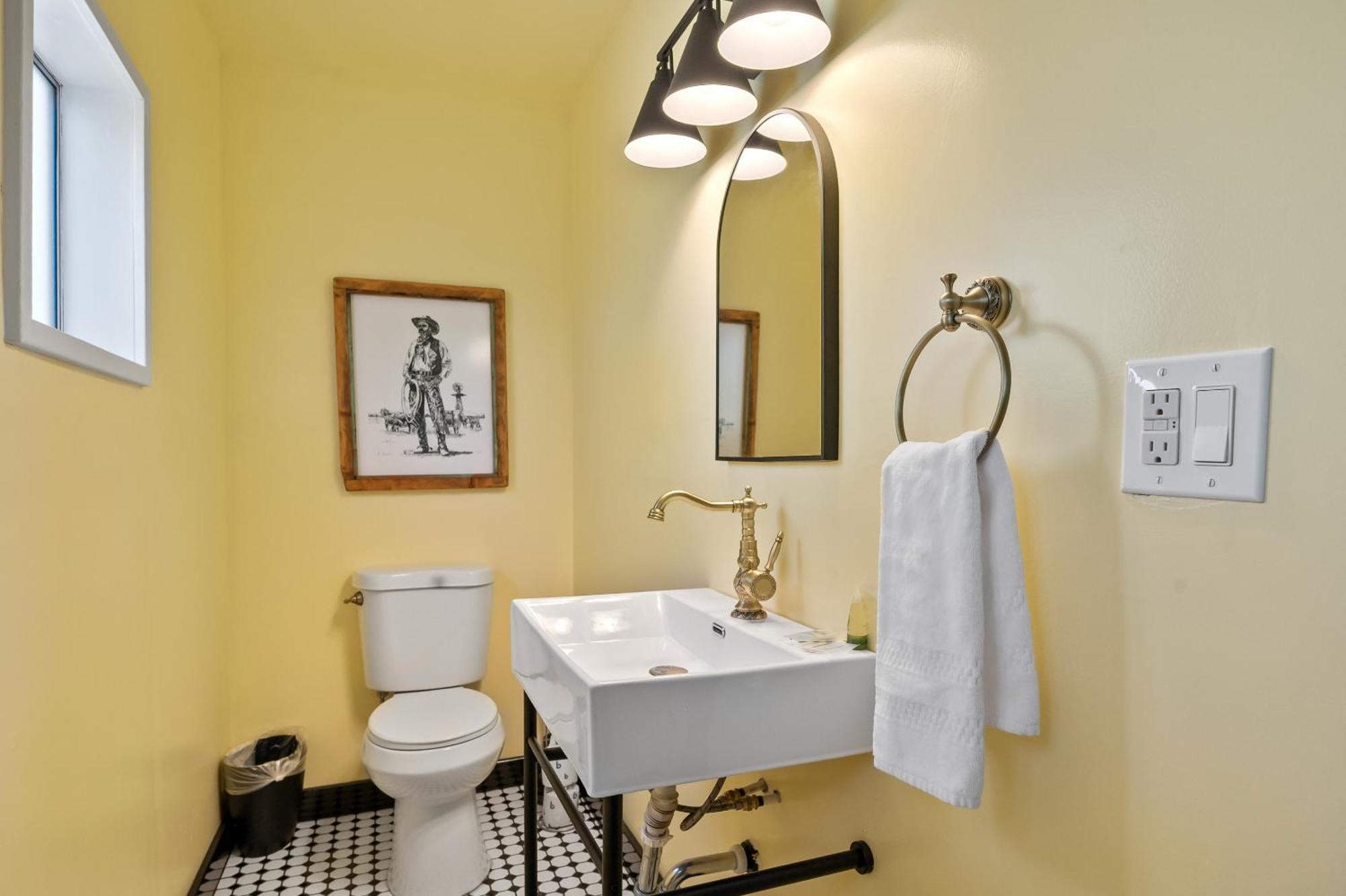 Sagebrush Inn Tombstone Szoba fotó A modern bathroom