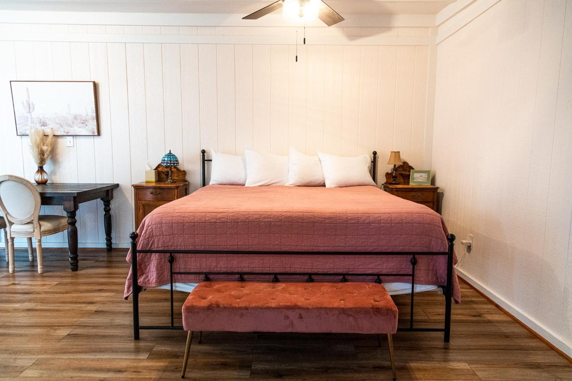 Sagebrush Inn Tombstone Szoba fotó A bedroom at the Inn at the Opera