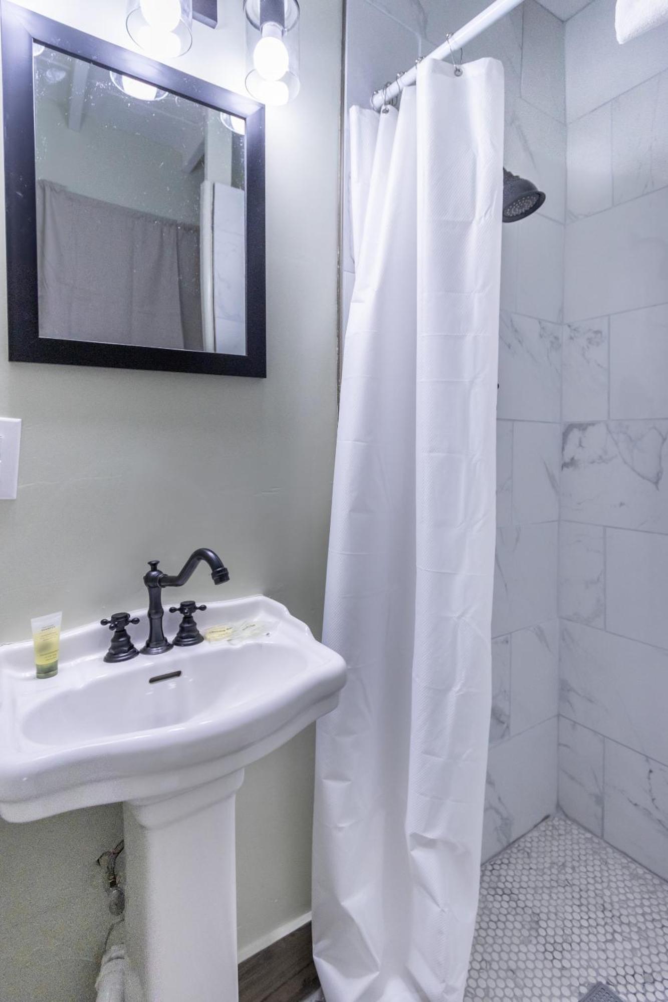 Sagebrush Inn Tombstone Szoba fotó A shower curtain
