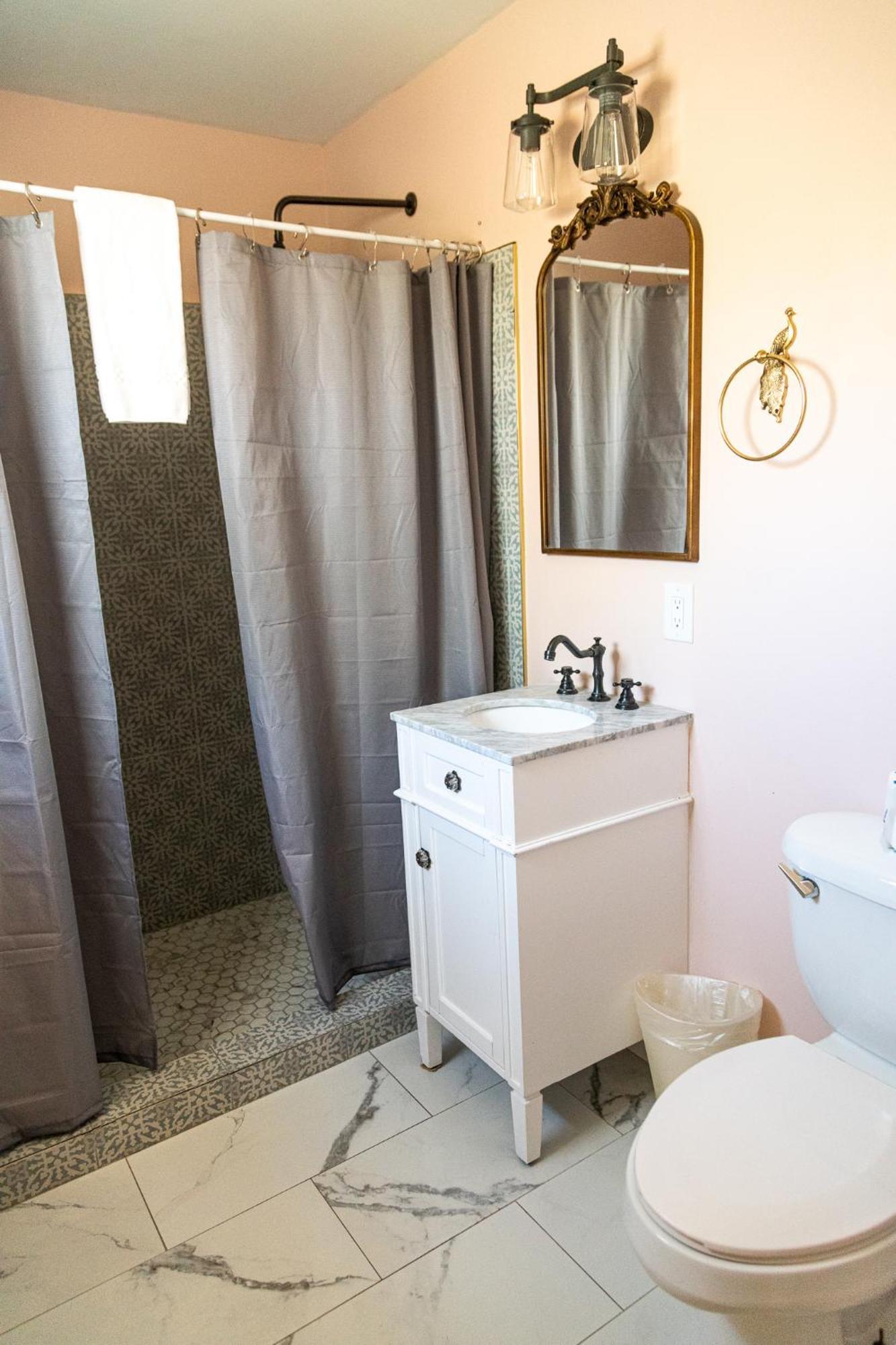 Sagebrush Inn Tombstone Szoba fotó Bathroom with shower curtain